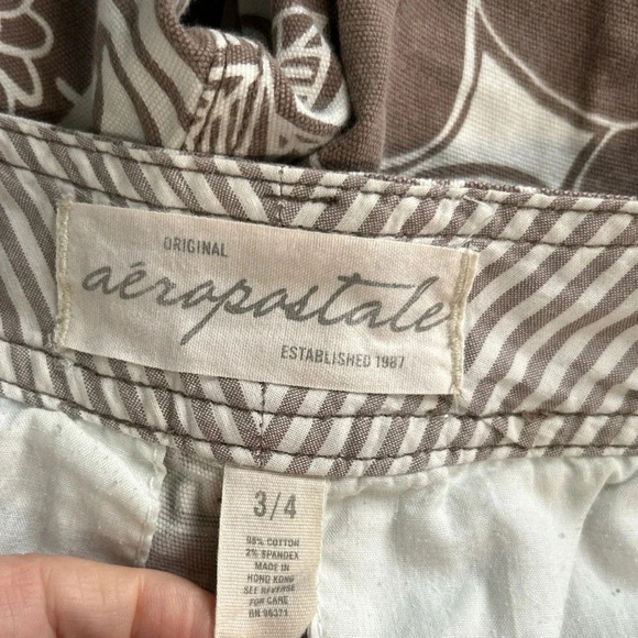 Aeropostale Women's Size 3/4 Floral Bermuda Shorts Brown White Retro Groovy Boho - Picture 12 of 15
